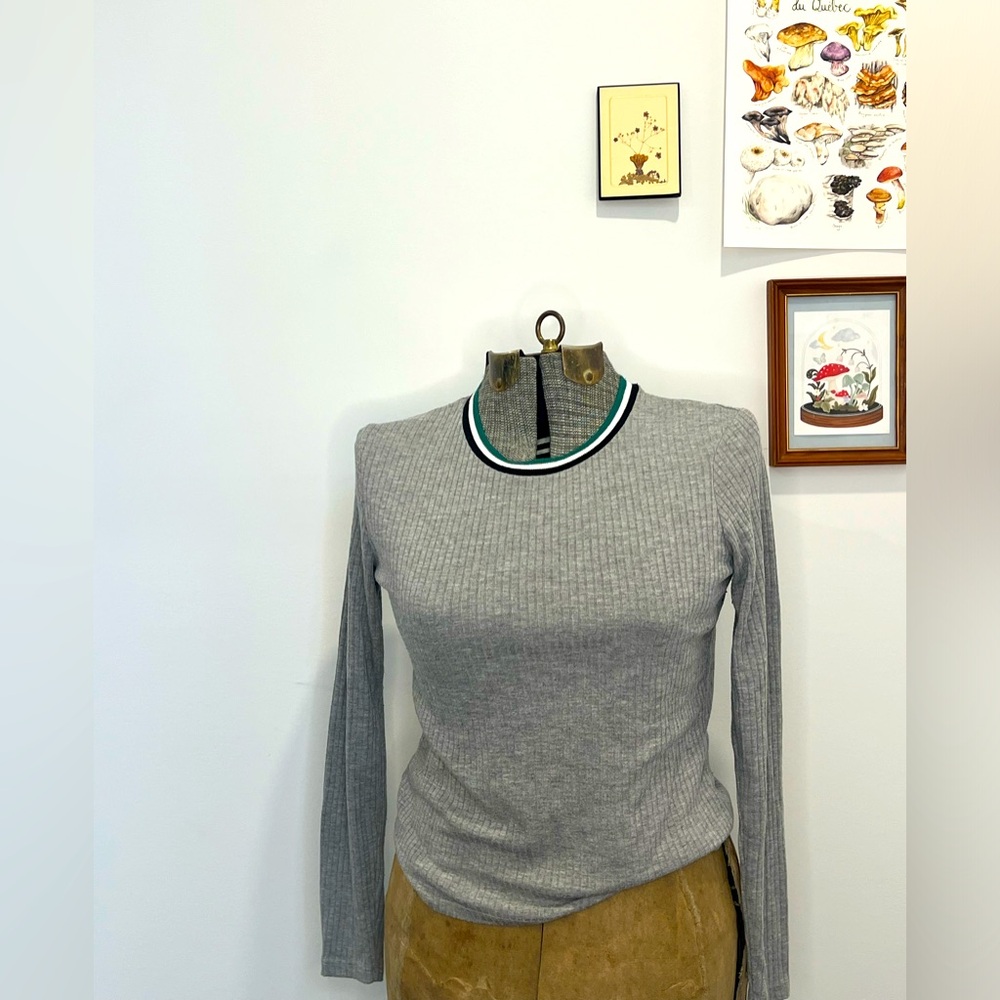 Divided grey stretchy crew neck